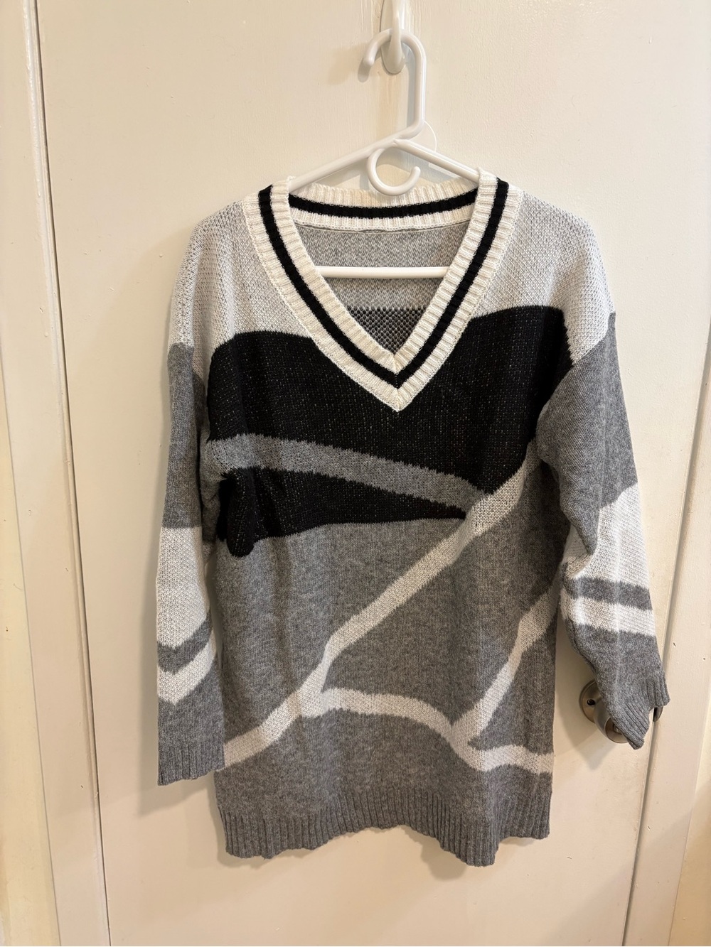 Ladies V-neck Gray & Black Abstract Knit Sweater Medium